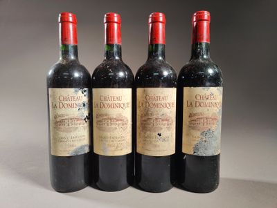 quatre bouteilles de vin sont alignées sur une table