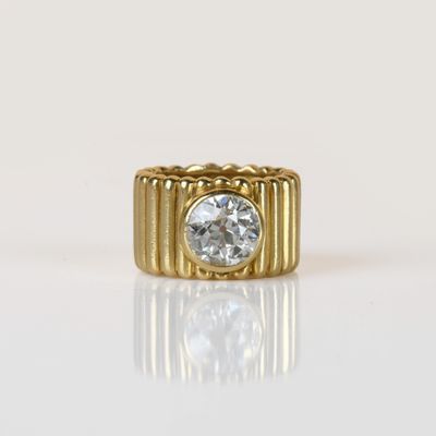 une image d'une bague en or avec un diamant au centre