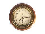 une horloge accrochée au mur sur un fond blanc