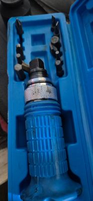 un boîtier en plastique bleu contenant une pompe à eau bleue