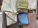 beaucoup de couvertures sur une palette dans un entrepôt