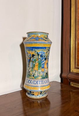 un vase bleu et jaune posé sur une table en bois