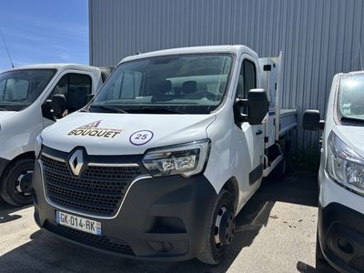 trois fourgonnettes blanches garées sur un parking à côté d'un immeuble