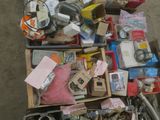 une pile d'objets hétéroclites posés sur le sol