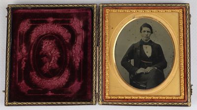 Daguerréotype figurant un jeune homme assis, ovale.