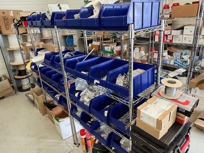 Petit stock électrique comprenant prises, cache prises, disj…