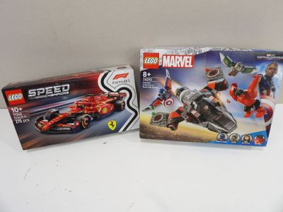 Deux boîtes de Lego sont posées sur une surface blanche.