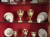 une vitrine en verre dans laquelle sont exposés de nombreux types de vases différents