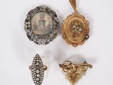 trois broches en or et diamants et un pendentif en diamants