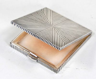 CARTIER, POUDRIER en argent ciselé et signé, avec miroir bis…