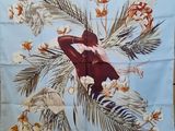 un gros plan sur un foulard carré orné d'une femme coiffée d'un chapeau et de fleurs