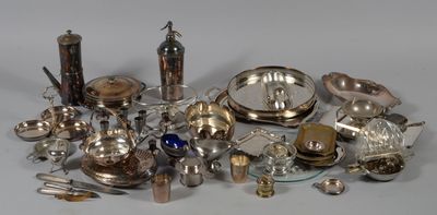 un tas d'objets en argent posés sur une surface blanche