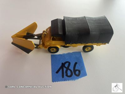 un camion jouet avec un bulldozer fixé à l'arrière