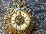 une horloge dorée accrochée au mur d'un immeuble