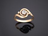 une bague en or jaune avec un diamant serti au centre