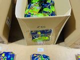 de nombreux sachets de bonbons posés par terre les uns à côté des autres