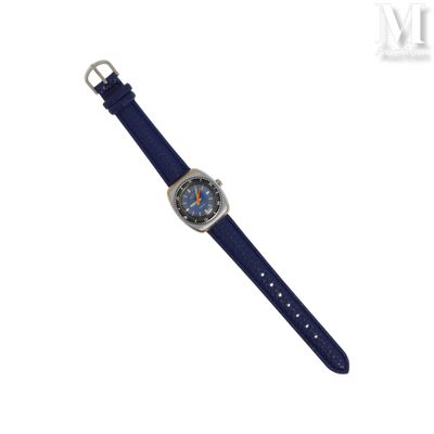 un gros plan d'une montre avec un bracelet bleu sur fond blanc