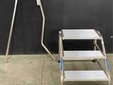 un petit escabeau à côté d'un petit tabouret