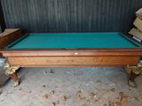 une table de billard recouverte d'un tapis vert
