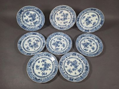 six assiettes bleues et blanches ornées de motifs floraux