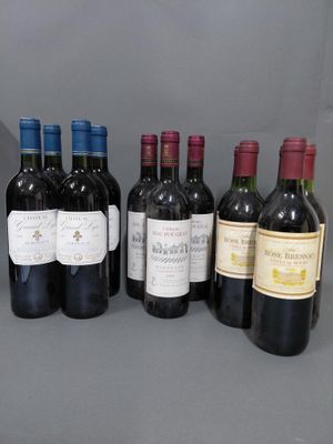 plusieurs bouteilles de vin sont alignées sur une table