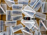 une boîte en carton remplie d'une grande variété de composants électroniques