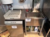 un évier et un lave-vaisselle dans une petite cuisine