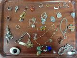 un plateau contenant plusieurs types de bijoux différents