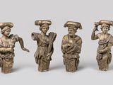 quatre figurines en bronze représentant des femmes coiffées d'un chapeau