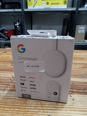 une boîte contenant une télécommande, posée sur une table