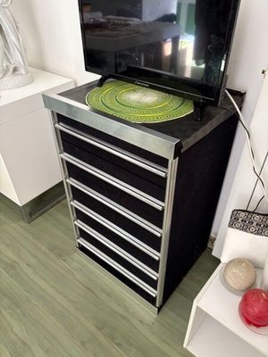 un téléviseur posé sur un meuble