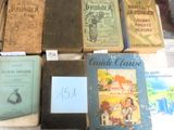 plusieurs livres posés ensemble sur une table