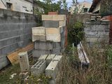 un tas de parpaings dans une cour, à côté d'un immeuble