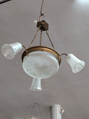 un lustre suspendu au plafond d'une pièce