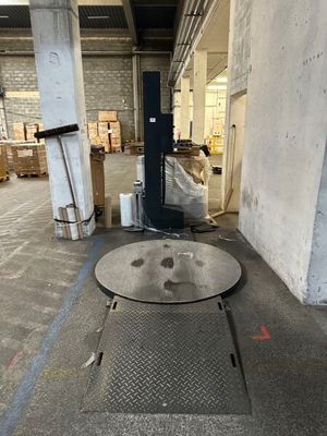 une image représentant une machine dans un entrepôt