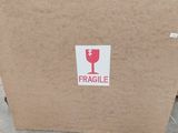 une boîte en carton sur laquelle est apposée une étiquette « Fragile »