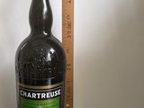 une bouteille de vin posée sur une table à côté d'une règle