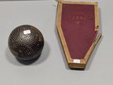 une balle et un livre posés sur une table