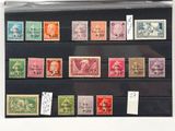 de nombreux timbres différents exposés dans une vitrine