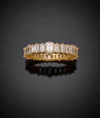 une bague en or jaune 18 carats sertie de diamants taille baguette
