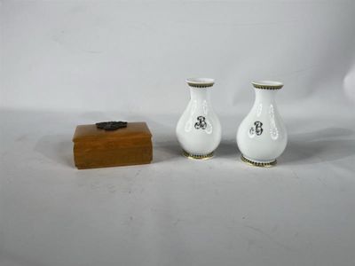 deux vases blancs posés l'un à côté de l'autre sur une table