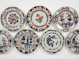 six assiettes ornées de motifs différents, posées sur un fond blanc