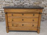 une vieille commode en bois avec un plateau en marbre noir