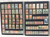 de nombreux types de timbres exposés sur le mur