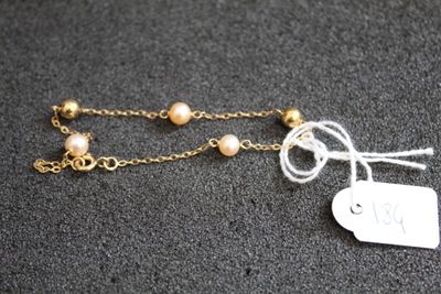 Gros plan sur un collier portant une étiquette