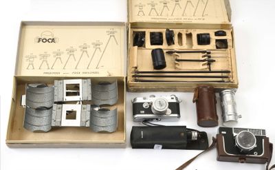 une boîte contenant un appareil photo, un étui pour appareil photo, une paire de ciseaux et une paire de ciseaux