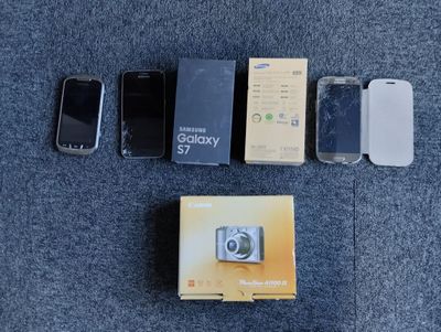 Plusieurs téléphones portables sont posés les uns à côté des autres sur un tapis
