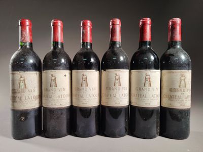 six bouteilles de vin sont alignées sur une table