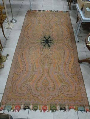 un tapis posé sur le sol au milieu d'une pièce