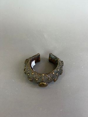 gros plan d'une bague sur une table à fond blanc